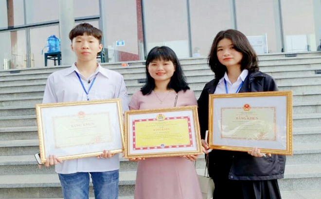 Cô giáo Nguyễn Thị Sen và các học trò có dự án đạt giải Ba tại cuộc thi